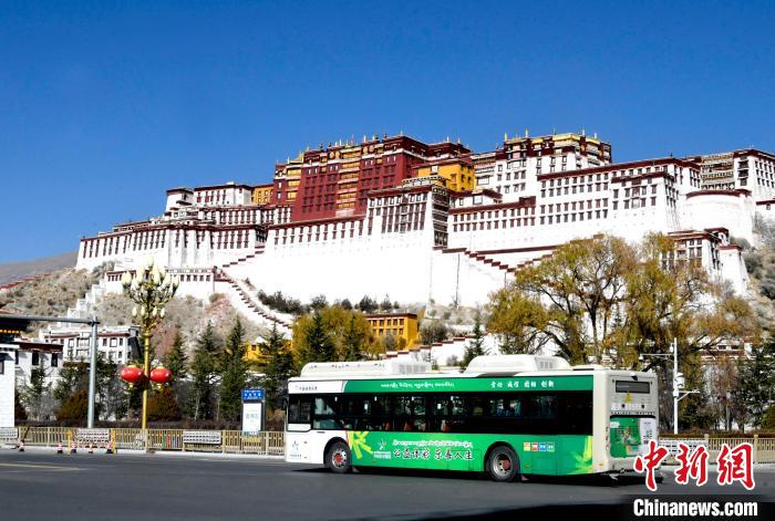 12月7日，一輛公交車從拉薩市城關(guān)區(qū)北京中路駛過?！±盍?攝