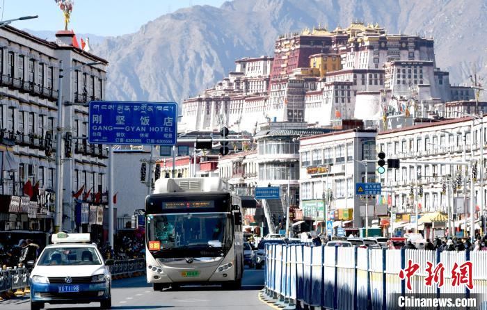 12月7日，一輛公交車從拉薩市城關(guān)區(qū)北京東路駛過?！±盍?攝