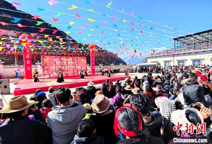 文藝活動(dòng)全景?！∶⒖悼h委宣傳部供圖