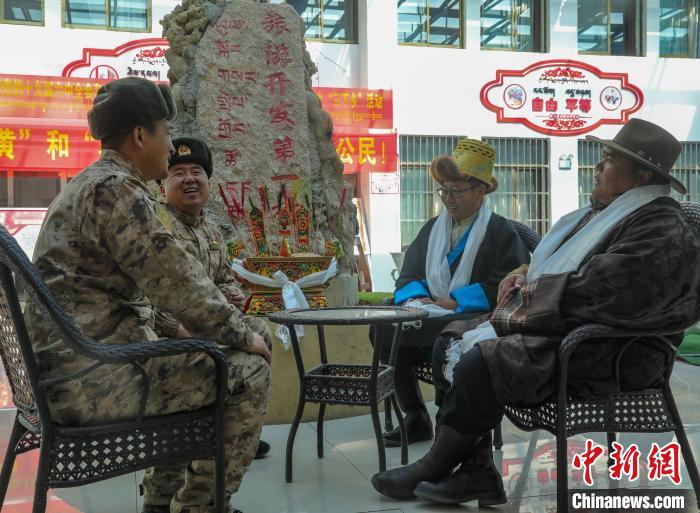 圖為阿里軍分區(qū)某邊防團(tuán)官兵與駐地群眾拉家常?！詵| 攝