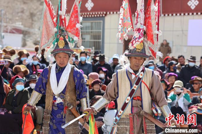 圖為兩位藝人表演瓊結(jié)“果孜”舞?！愔闈扇?攝