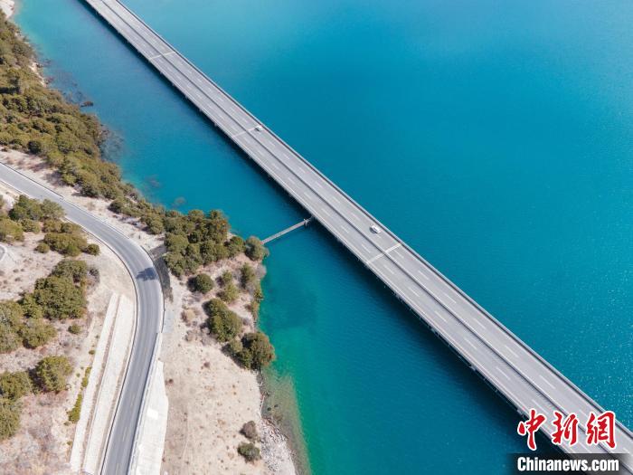 圖為西藏林拉高等級(jí)公路多布湖段風(fēng)光。　江飛波 攝