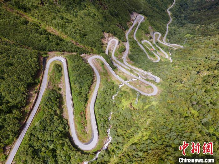 圖為西藏山南錯(cuò)那縣的盤山公路，錯(cuò)那縣被命名為全國(guó)“四好農(nóng)村路”示范縣?！〗w波 攝