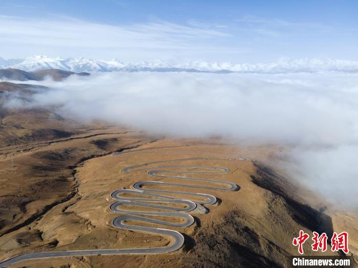圖為西藏定日縣，前往珠穆朗瑪峰大本營(yíng)蜿蜒的公路與云海?！〗w波 攝