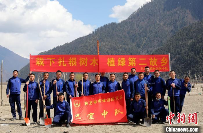 林芝市巴宜區(qū)森林消防中隊(duì)志愿服務(wù)隊(duì)合影留念。　西繞拉翁 攝