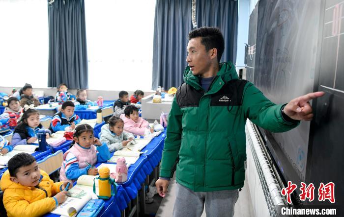 3月14日，西藏拉薩市第一小學(xué)藏語文老師拉巴次仁在課堂上?！±盍?攝