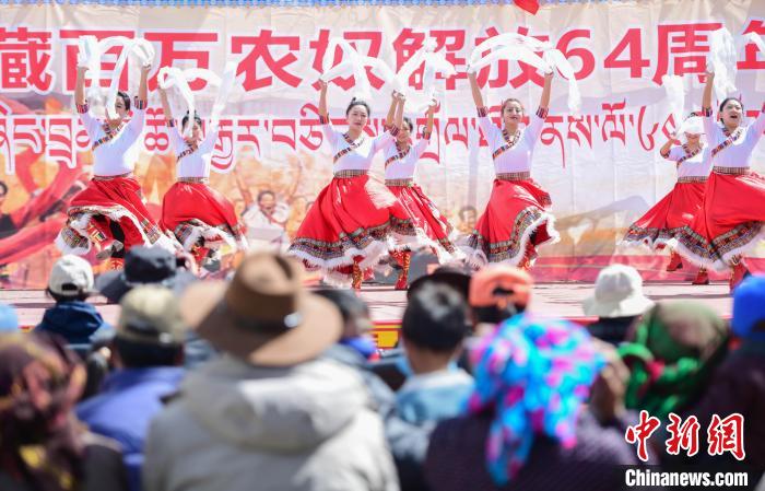 圖為墨竹工卡縣龍珠崗村，文藝演出現(xiàn)場?！∝暩聛硭?攝