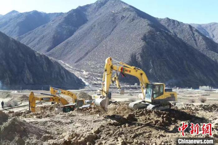 圖為高標(biāo)準(zhǔn)農(nóng)田建設(shè)施工現(xiàn)場?！「裆愔?攝