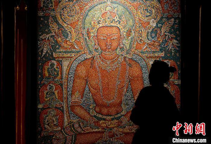 3月31日，觀眾欣賞展覽中的作品。　李林 攝