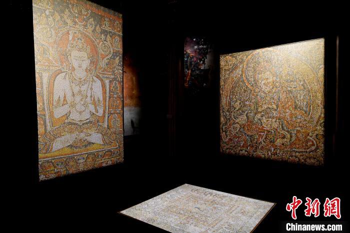 3月31日，觀眾欣賞展覽中的作品。　李林 攝