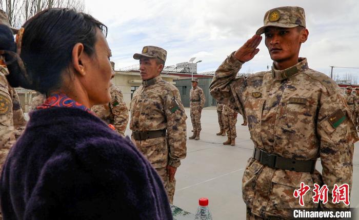圖為列兵扎西加央向母親敬禮?！詵| 攝