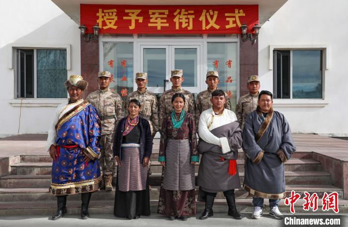 圖為列兵代表與親人合影留念?！詵| 攝