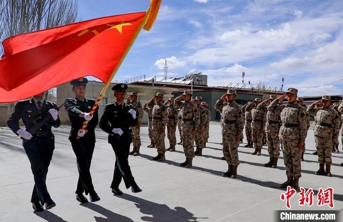 圖為授銜現(xiàn)場迎軍旗?！詵| 攝