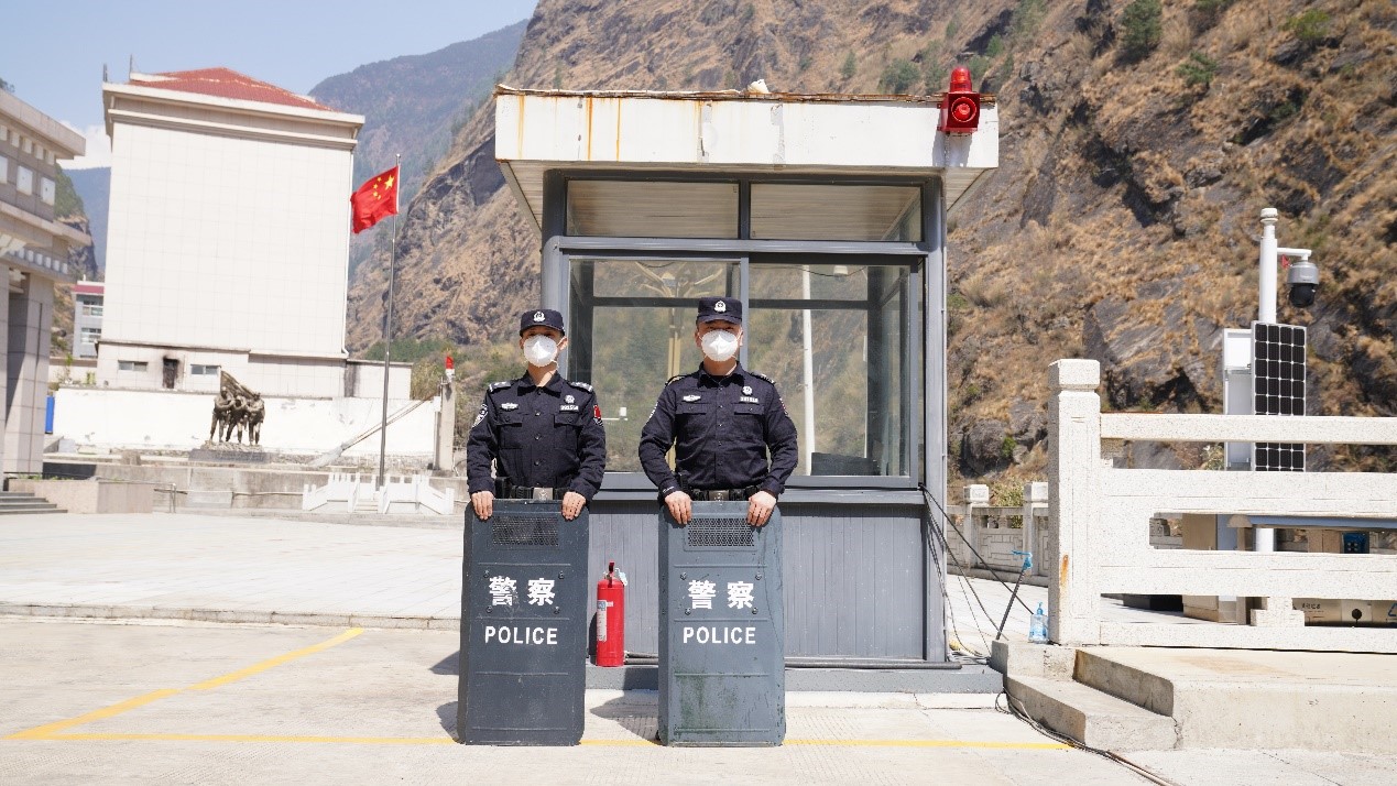 吉隆口岸移民管理警察正在執(zhí)勤。人民網(wǎng)記者 唐宋攝