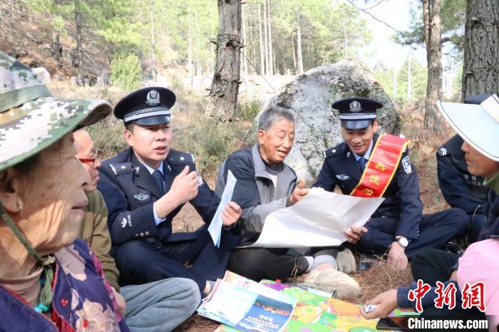 圖為竹瓦根邊境派出所民警為轄區(qū)群眾宣講森林防火常識(shí)。　竹瓦根邊境派出所 供圖