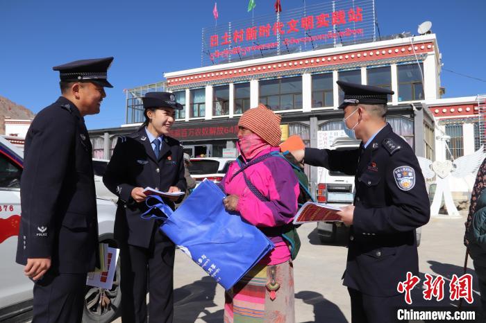 圖為日土邊境派出所民警在選轄區(qū)宣講國(guó)家安全知識(shí)?！∪尾?攝
