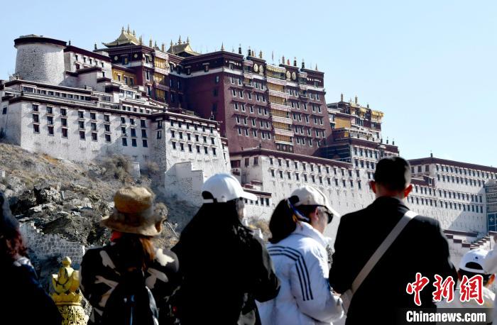 4月17日，游客在拉薩布達(dá)拉宮觀景臺(tái)拍照留念。　李林 攝