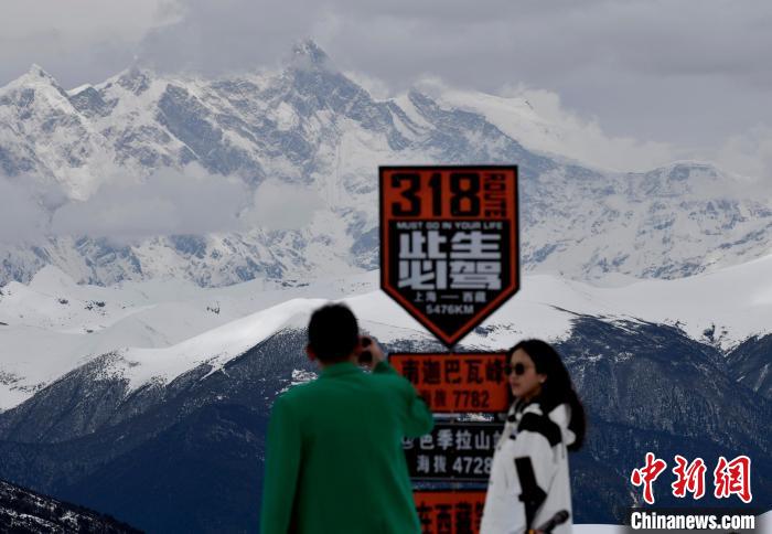 圖為5月14日，西藏林芝色季拉山觀景臺，游客遠眺南迦巴瓦峰?！　±盍?攝
