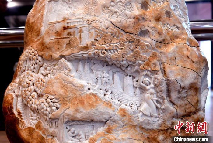 圖為5月16日，展覽中的漢白玉雕作品《猴子變?nèi)恕?。　李?攝