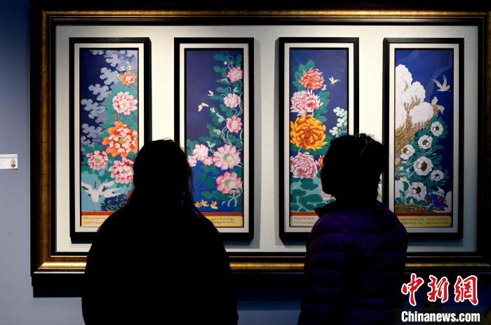 圖為5月16日，觀眾正在欣賞展覽中的新創(chuàng)唐卡作品?！±盍?攝