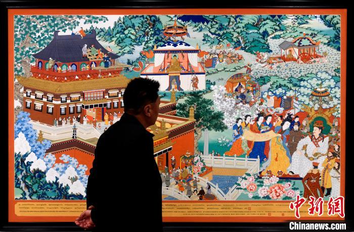 圖為5月16日，觀眾正在欣賞展覽中的新創(chuàng)唐卡作品?！±盍?攝