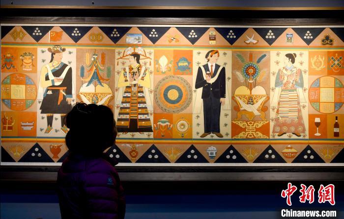 圖為5月16日，觀眾正在欣賞展覽中的新創(chuàng)唐卡作品?！±盍?攝