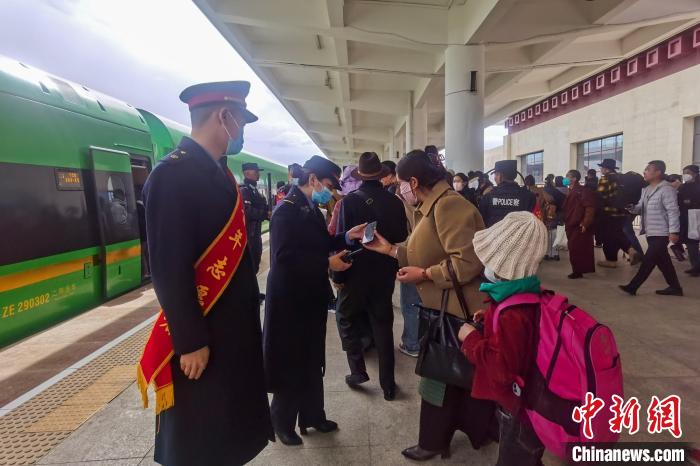 日喀則火車站工作人員引導(dǎo)乘客乘坐高原復(fù)興號?！《飞降?攝