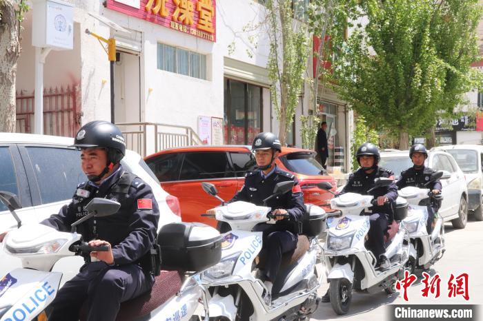 民警騎著電瓶車在轄區(qū)巡邏走訪?！↑S創(chuàng)偉 攝