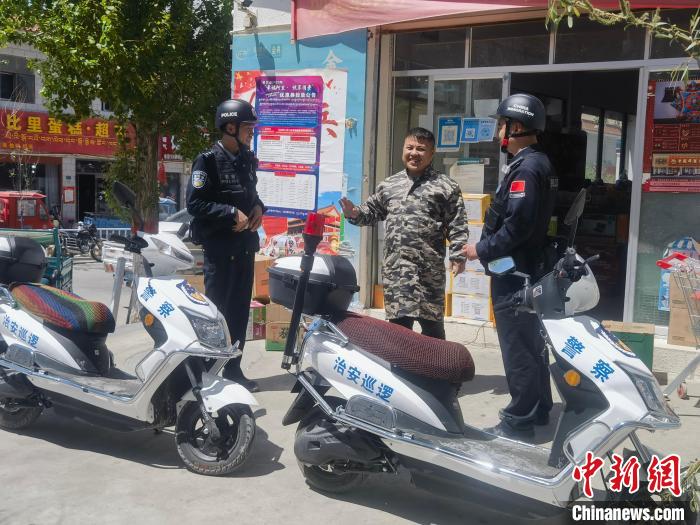民警對轄區(qū)商鋪進(jìn)行走訪排查。　黃創(chuàng)偉 攝