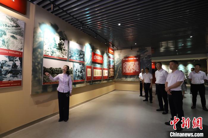 圖為西藏航空一行在臨沂市孟良崮戰(zhàn)役紀念館開展主題教育活動?！〗?攝