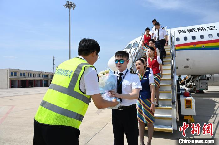 圖為機組順利抵達后獲贈祝賀。　趙朗 攝