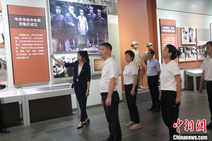 圖為西藏航空一行在臨沂市沂蒙革命紀念館開展主題教育活動。　姜博 攝