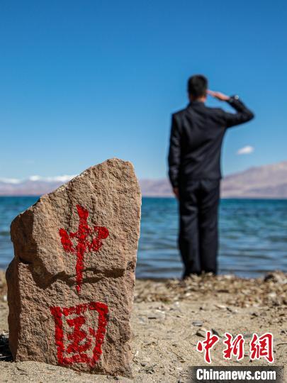 班公湖畔的“中國(guó)”標(biāo)記?！↓埿▲P 攝