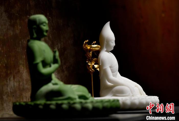 圖為展覽中圍繞西藏歷史與傳統(tǒng)創(chuàng)作的雕塑作品?！±盍?攝