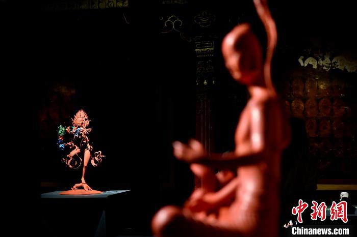圖為展覽中圍繞西藏歷史與傳統(tǒng)創(chuàng)作的雕塑作品?！±盍?攝
