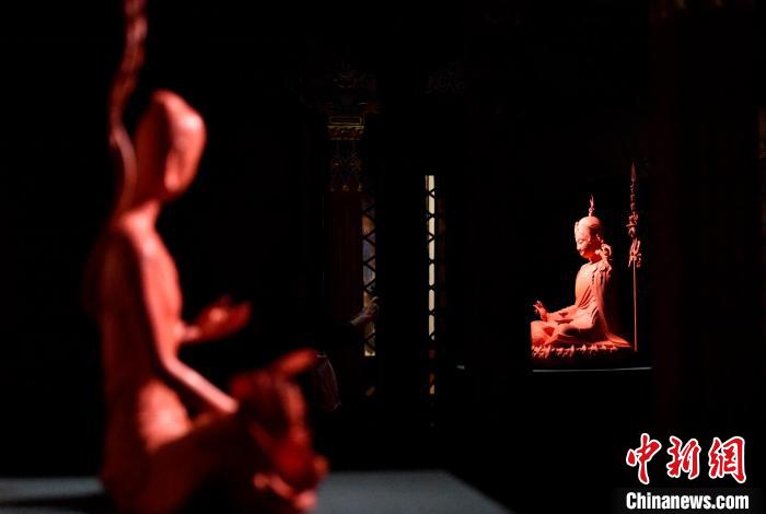 圖為展覽中圍繞西藏歷史與傳統(tǒng)創(chuàng)作的雕塑作品?！±盍?攝