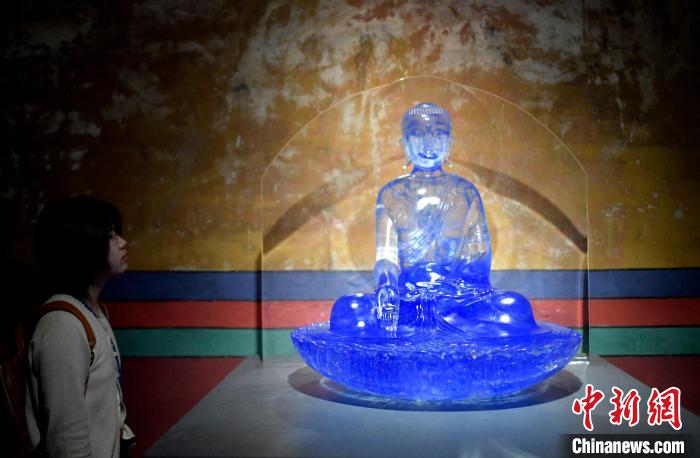 圖為觀眾正在欣賞展覽中的雕塑作品?！±盍?攝