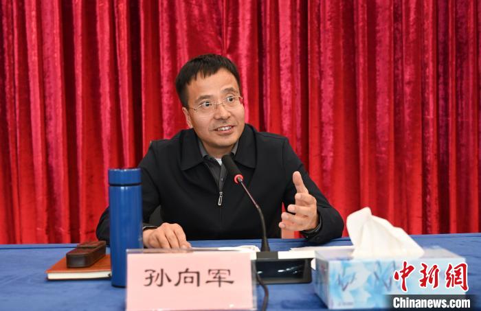 圖為西藏自治區(qū)黨委宣傳部副部長、自治區(qū)社科院黨組書記孫向軍主持活動?！≮w朗 攝