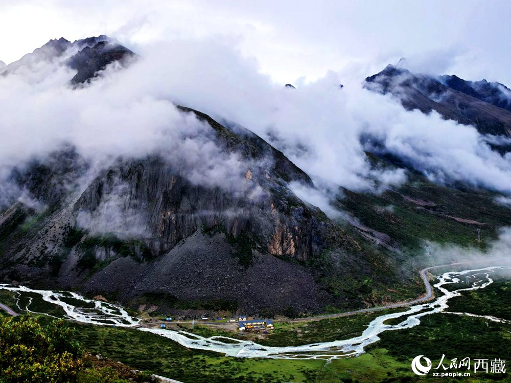 河流蜿蜒于青山間。人民網(wǎng) 李海霞攝