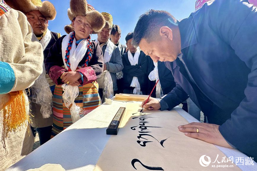 書法家為祈福一年的豐收提筆祝詞。