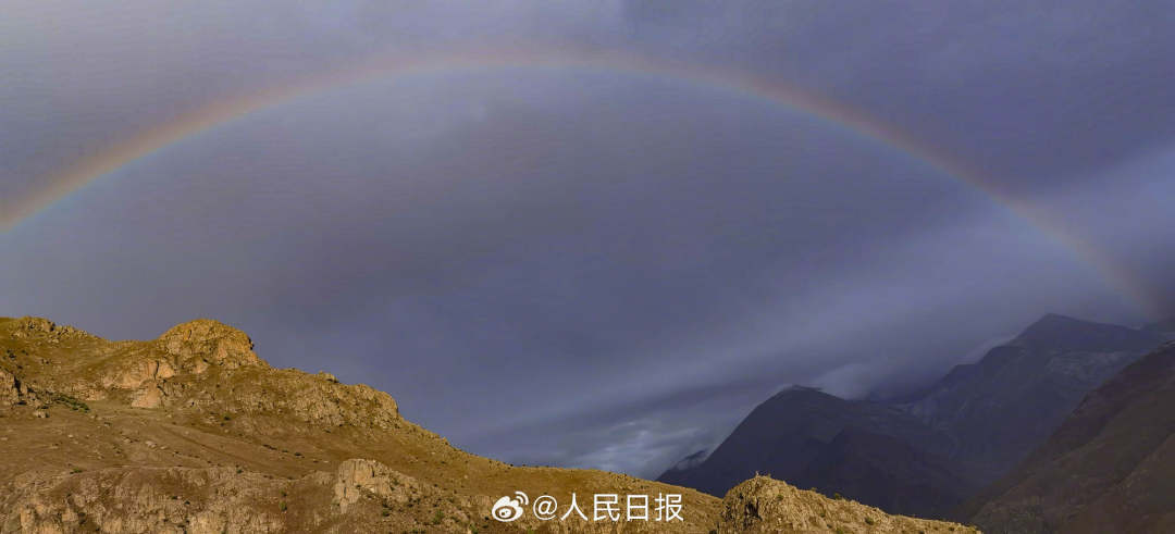 接好運！青藏高原現(xiàn)巨大彩虹橋