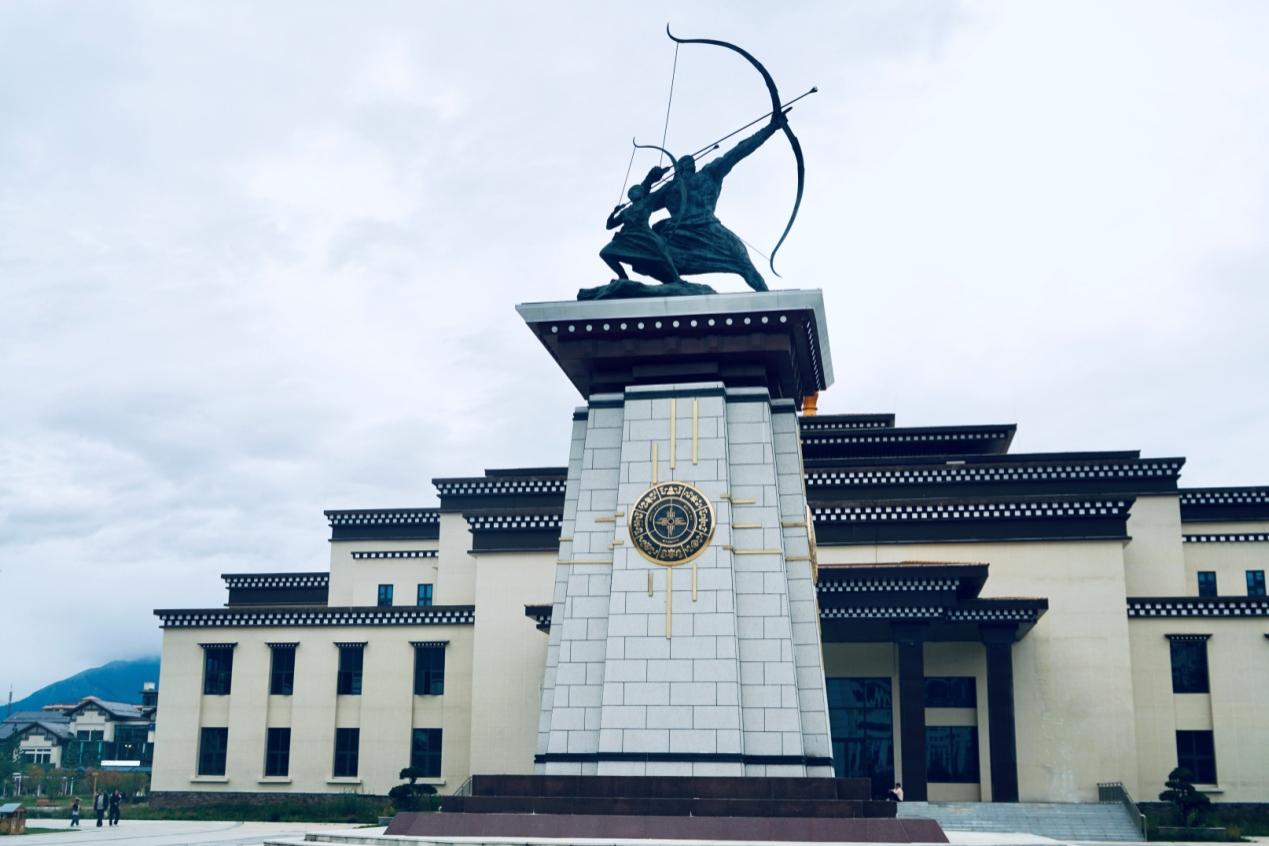 工布公園里的城市地標雕塑——畢秀之子。人民網(wǎng)記者 益西康珠攝