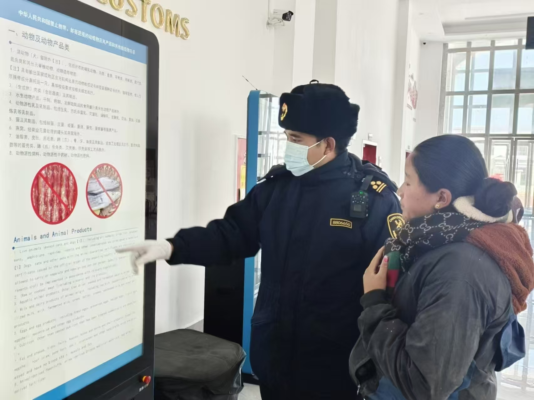海關(guān)關(guān)員對(duì)入境邊民進(jìn)行禁止攜帶、郵寄進(jìn)境動(dòng)植物及其產(chǎn)品解讀。次旺久美攝