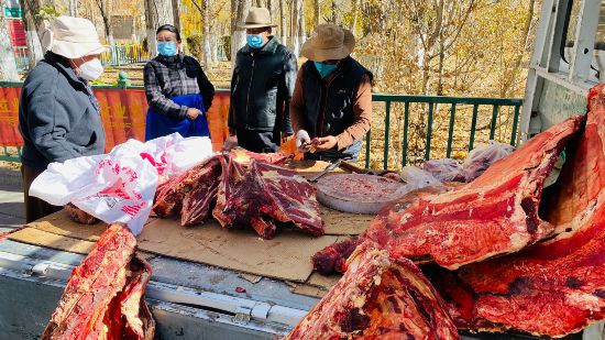 圖為市民正在買牛肉，本報記者 格桑倫珠攝(3737723)-20221201105107(1).jpg